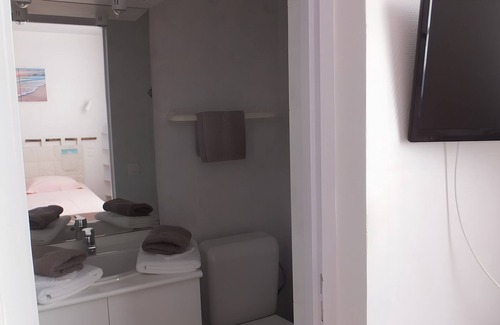 Ars-en-Re Bed & Breakfast | Guest Room Heraudeau 2 - with shared garden and air conditioning