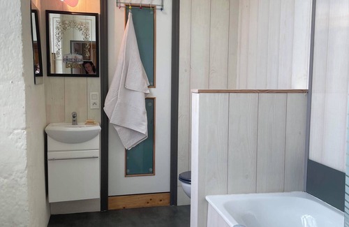 Le Parc House | Guest room on the ground floor of the Domaine de Braffais