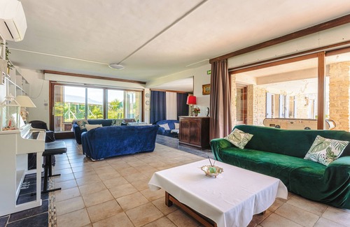 Genouille Bed & Breakfast | Guest Room "Rubis" with Private Garden, Wi-Fi and Air Conditioning