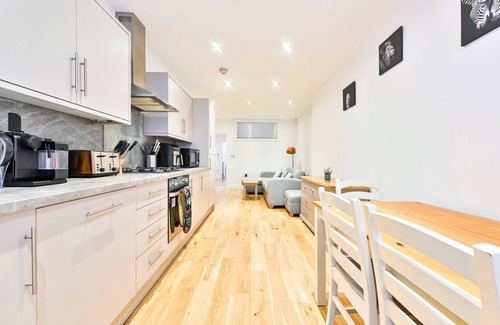 Southfield Apartment | GuestReady - Contemporary home in Chiswick