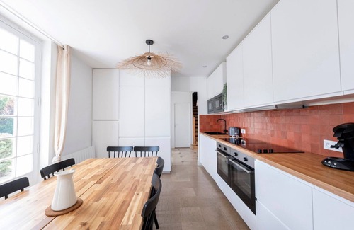 Talence House | GuestReady - Modern green home with private garden