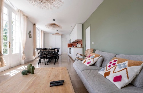 Talence House | GuestReady - Modern green home with private garden