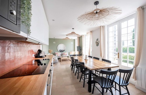 Talence House | GuestReady - Modern green home with private garden