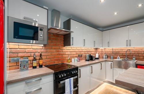 Ravenscourt Park Apartment | GuestReady - Superb Apt with Balcony