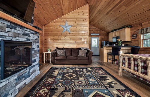 Stanley Cabin | GUESTS RAVE: Super Clean. LURAY Log Cabin Mountain Views Hot Tub Stone Fireplace