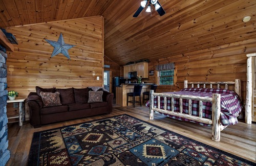 Stanley Cabin | GUESTS RAVE: Super Clean. LURAY Log Cabin Mountain Views Hot Tub Stone Fireplace