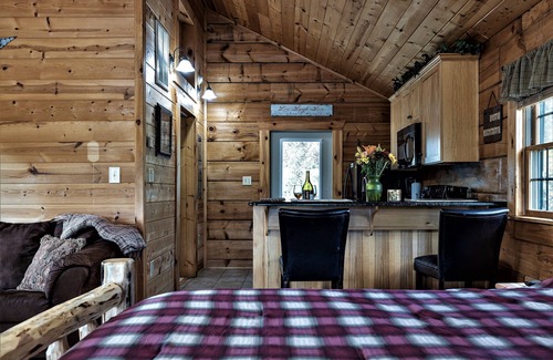 Stanley Cabin | GUESTS RAVE: Super Clean. LURAY Log Cabin Mountain Views Hot Tub Stone Fireplace