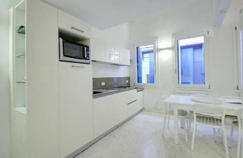 Dorsoduro Apartment | GUGGENHEIM museum, cool, 6pax,wifi, aircnd