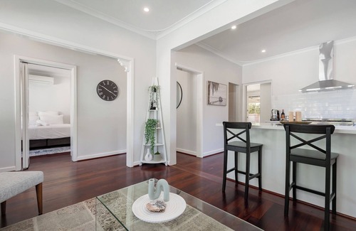Guildford House | Guildford Cottage by Swan BnB Management