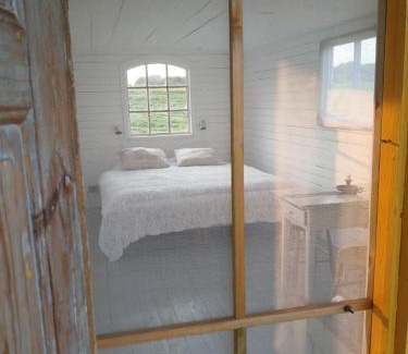 Horby Bed & Breakfast | Gula Vagnen på en äng i lantlig miljö