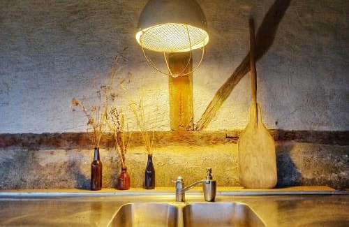 Horby Bed & Breakfast | Gula Vagnen på en äng i lantlig miljö