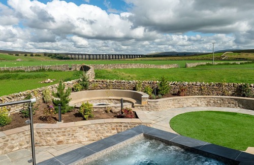 Yockenthwaite Cottage | GUNNER LODGE, family friendly, with hot tub in Chapel-Le-Dale