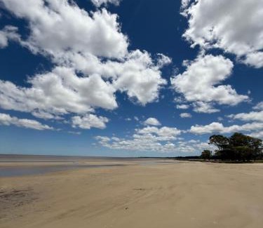 Colonia House | GUSMAR - Hermosa y confortable casa a pasos de la playa.