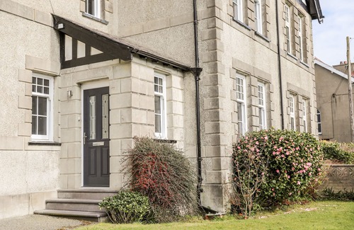 Chwilog House | GWYNLE - CHWILOG, pet friendly, character holiday cottage in Chwilog