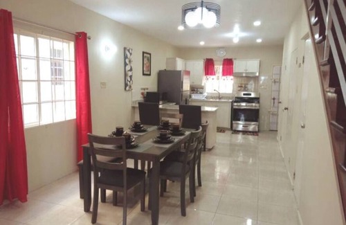 IronShore Estates House | GYM+POOL+Hottub+3 Lounge Areas-#4 Airport 10 mins 2 BED 2.5 BATH TOWNHOUSE #4 .