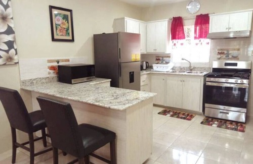 IronShore Estates House | GYM+POOL+Hottub+3 Lounge Areas-#4 Airport 10 mins 2 BED 2.5 BATH TOWNHOUSE #4 .