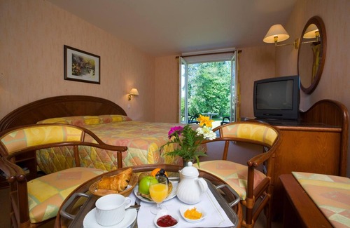 Le Veurdre Hotel | Hôtel du Pont Neuf