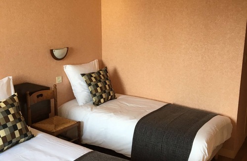 Saint-Denis-de-l'Hotel Hotel | Hôtel Le Dauphin