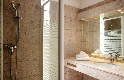 Meylan Hotel | Hôtel Les Trois Roses, Grenoble Meylan