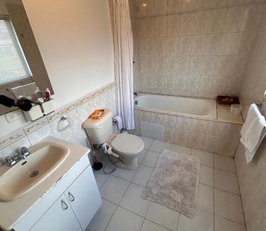 Tumbaco House | Habitacion Master Privada con parqueadero