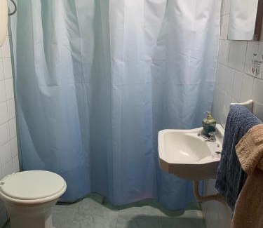 Salto House | Habitaciones amplias con baño y garage privado Motel Coloso