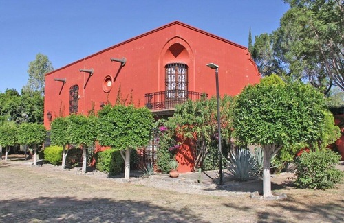 San Juan del Rio House | Hacienda-style colonial house near vineyards