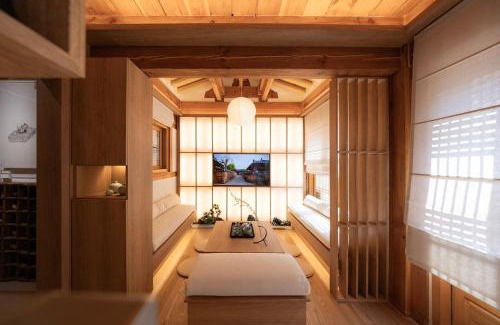 Jongno Villa | Haeon Seoul,2층 한옥 독채,서울 핫플 중심가에 위치,주요 핫플 도보 이동,테라스,지하철과공항버스5분,종로,익선동,을지로,명동