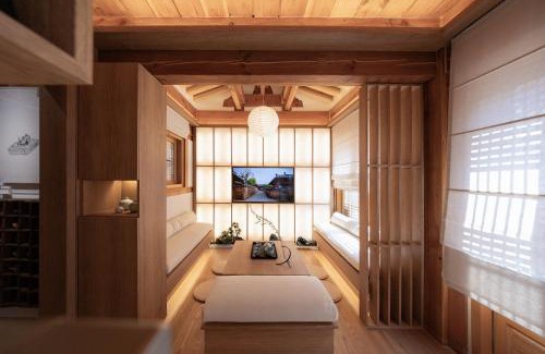 Jongno Villa | Haeon Seoul,2층 한옥 독채,서울 핫플 중심가에 위치,주요 핫플 도보 이동,테라스,지하철과공항버스5분,종로,익선동,을지로,명동