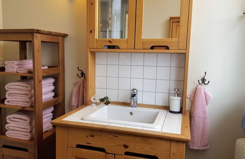 Orebro Bed & Breakfast | Hagbackens Gård Bed & Breakfast