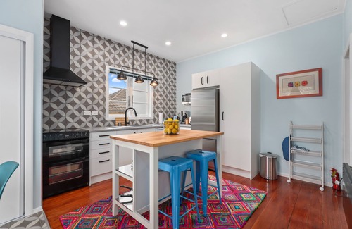 Hamilton North House | Hamilton house - private, central & sunny!