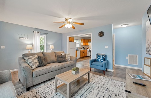 Buckroe Beach Apartment | Hampton 2BR ᠅ Cozy & Pet-Friendly ᠅ Long Stays