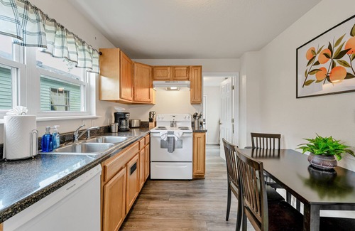 Buckroe Beach Apartment | Hampton 2BR ᠅ Cozy & Pet-Friendly ᠅ Long Stays