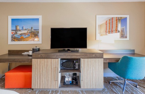 Southwest Raleigh Hotel | Hampton Inn & Suites Raleigh Cary Lenovo Center