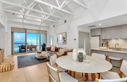 Moana Apartment | Hamptons at Moana Panoramic Beachfront Living