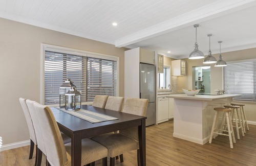 Deception Bay House | Hamptons at The Bay - waterfront getaway