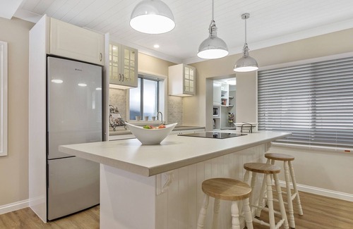 Deception Bay House | Hamptons at The Bay - waterfront getaway