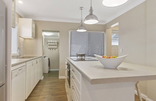 Deception Bay House | Hamptons at The Bay - waterfront getaway