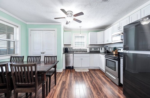 Cedar Lane House | Handicap Accessible-Vacation Rental in Sargent with Screened-In Porch