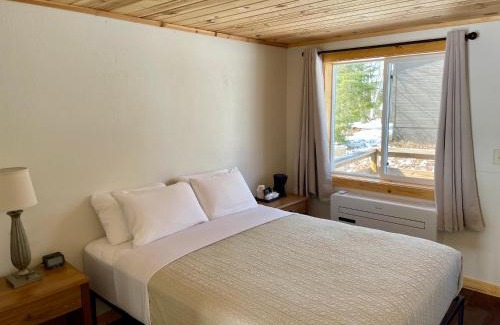 Barnum Cabin | Hanging Horn Lakeside Resort