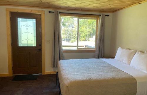 Barnum Cabin | Hanging Horn Lakeside Resort