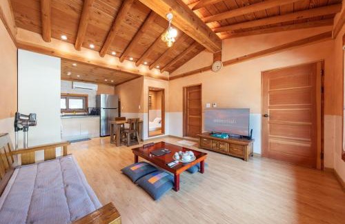 Seojong House | Hanok stay under the golden sky in Yangpyeong