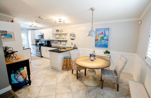 Crystal Beach Cottage | Happy Camper Cottage - Cozy Oasis with Outdoor Hot Tub