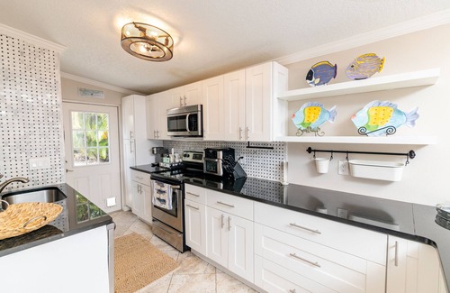 Crystal Beach Cottage | Happy Camper Cottage - Cozy Oasis with Outdoor Hot Tub