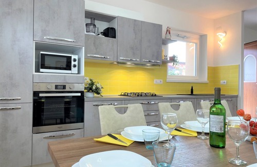 Intra Apartment | HAPPY DAYS with garden and parking.