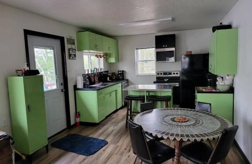 Delta Cabin | Happy Lakeside Getaway