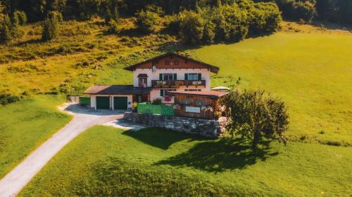Pfarrwerfen Apartment | Haus Biechl mit Blick auf die Burg Hohenwerfen