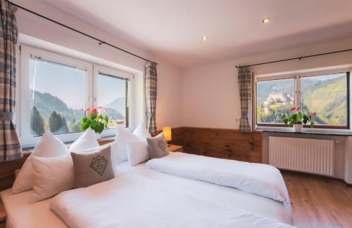 Pfarrwerfen Apartment | Haus Biechl mit Blick auf die Burg Hohenwerfen