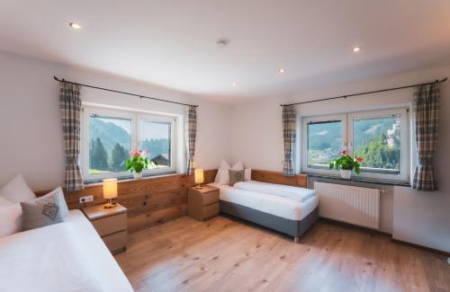 Pfarrwerfen Apartment | Haus Biechl mit Blick auf die Burg Hohenwerfen