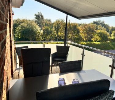 Busum Apartment | Haus Viking mit 2 Ferienwohnungen Bjorn 4 Pers und Floki 6 Pers mit Düne und Garten