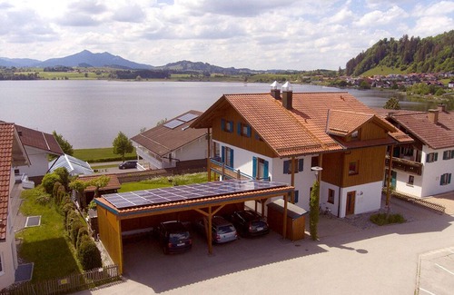 Hopfen am See Condo | Haus Vöhringer - Modern vacation apartment in a top location directly on Lake Hopfensee in the Allgäu